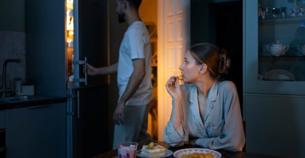Czy jedzenie przed snem wpływa na bezsenność? Jakie są jego skutki?