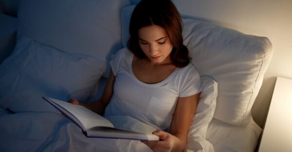 czytanie przed snem - książka czy czytnik